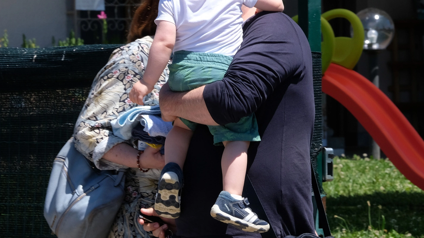 L'incontro di un bimbo col papà (foto d'archivio) L'incontro di un bimbo col papà (foto d'archivio)