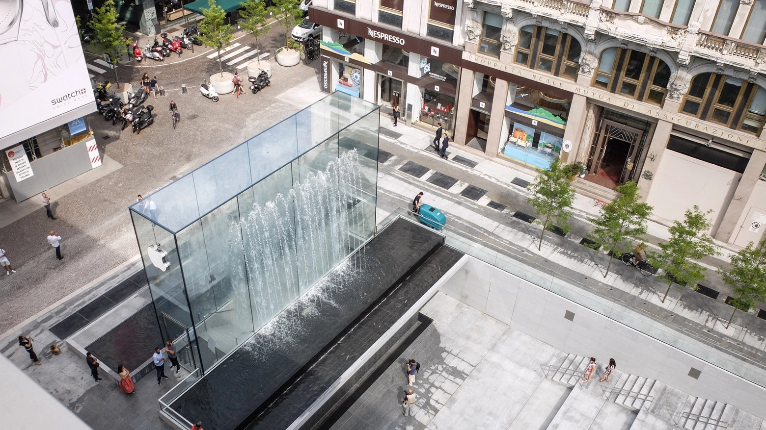 La cascata d'acqua all'Apple Store di piazza del Liberty a Milano