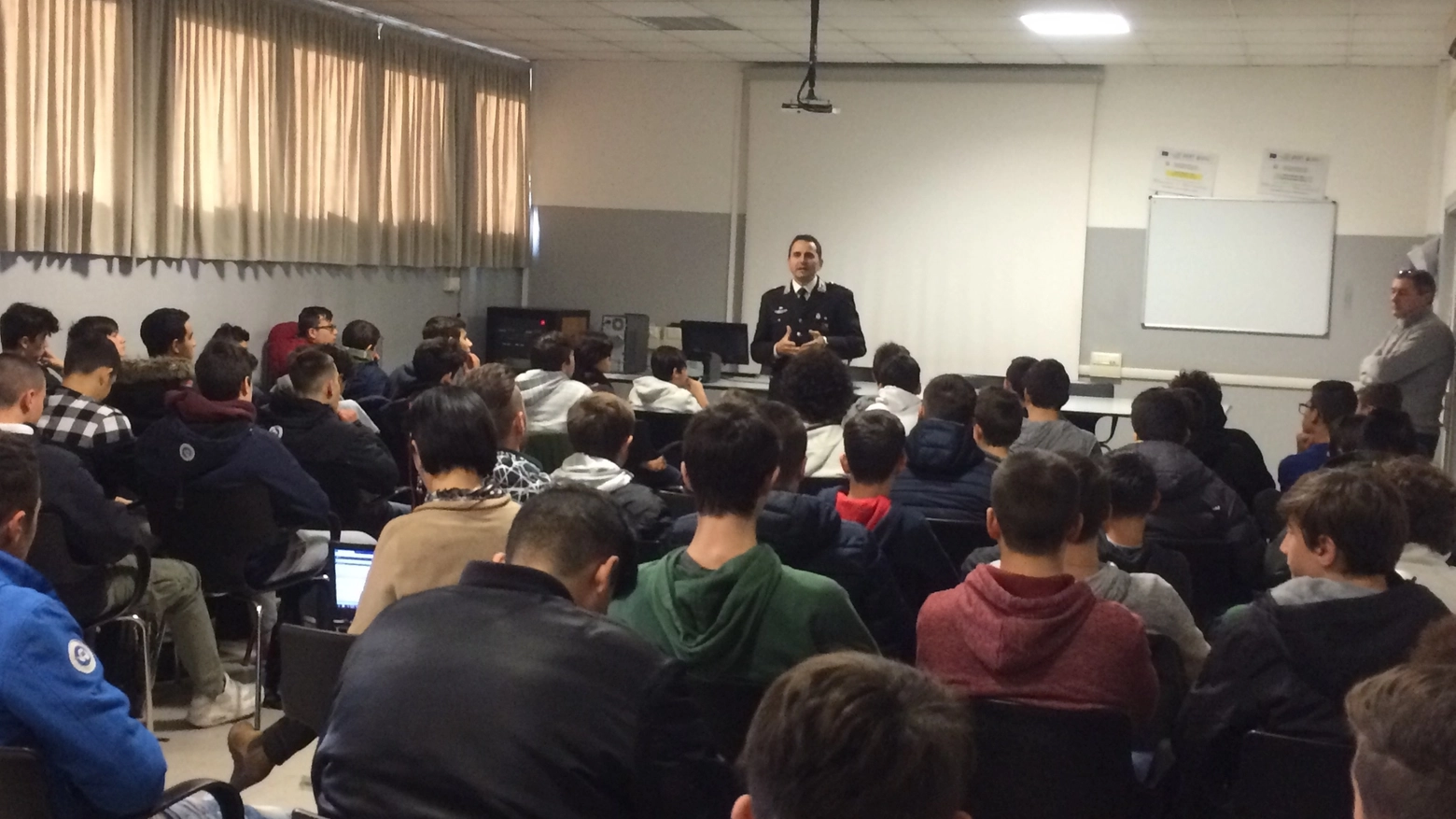 Il capitano Domenico Sacchetti in classe per insegnare la Cultura della legalità