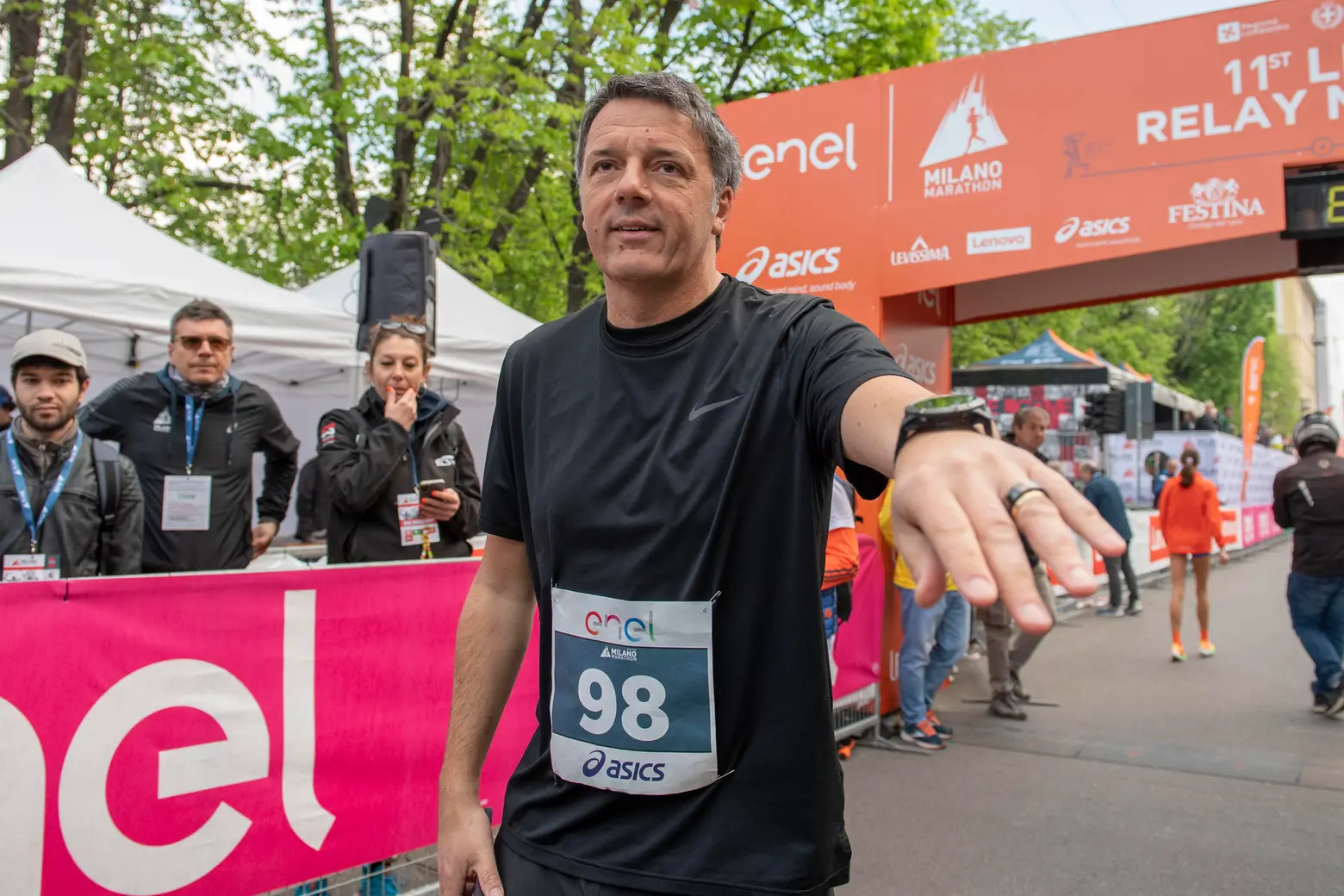 Matteo Renzi alla partenza della Milano Marathon 2023