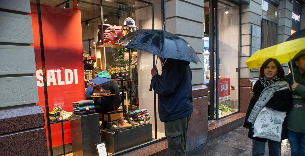 Partita la corsa ai saldi. Budget di 150 euro a testa