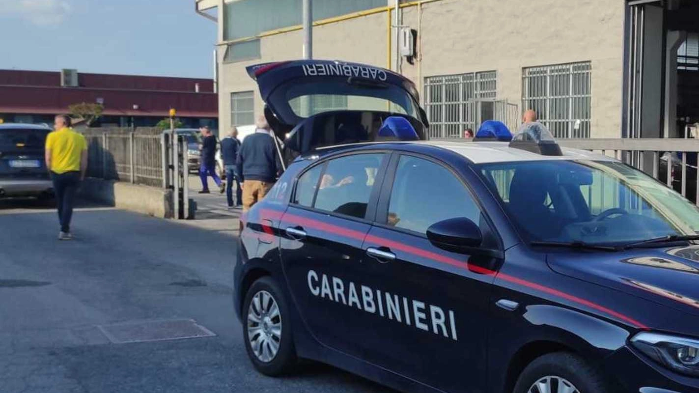 I carabinieri davanti all’azienda di carpenteria metallica di Trigolo dove è avvenuto l’incidente