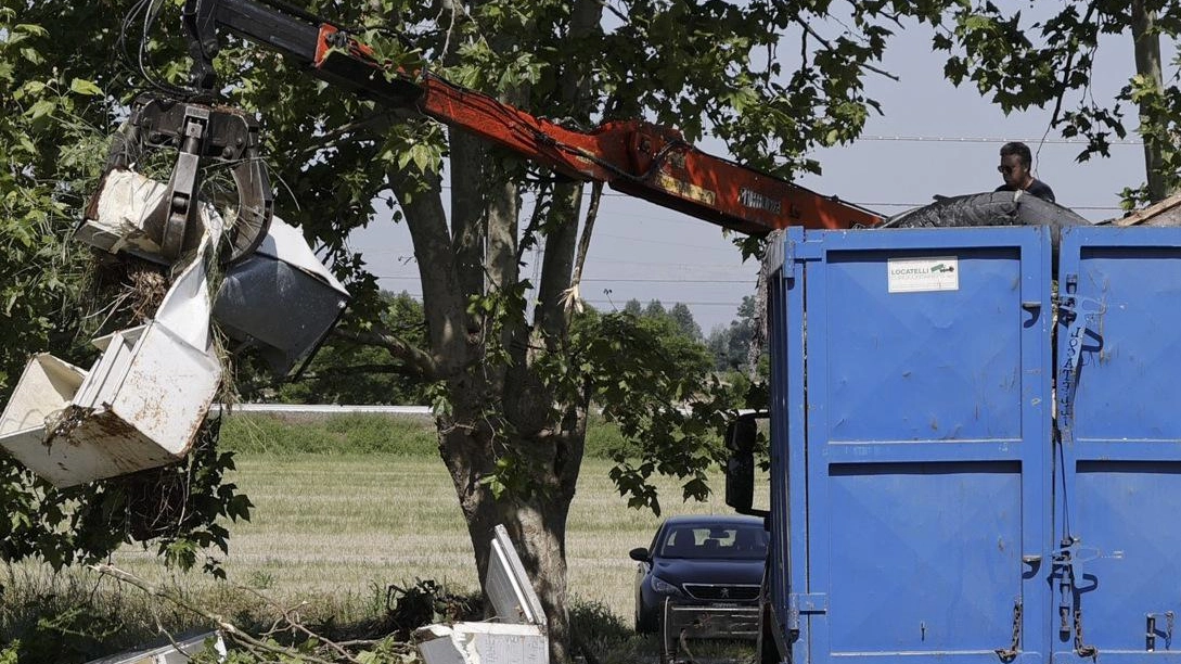 Iniziato lo sgombero a Cascina Della Cà Iniziato lo sgombero a Cascina Della Cà