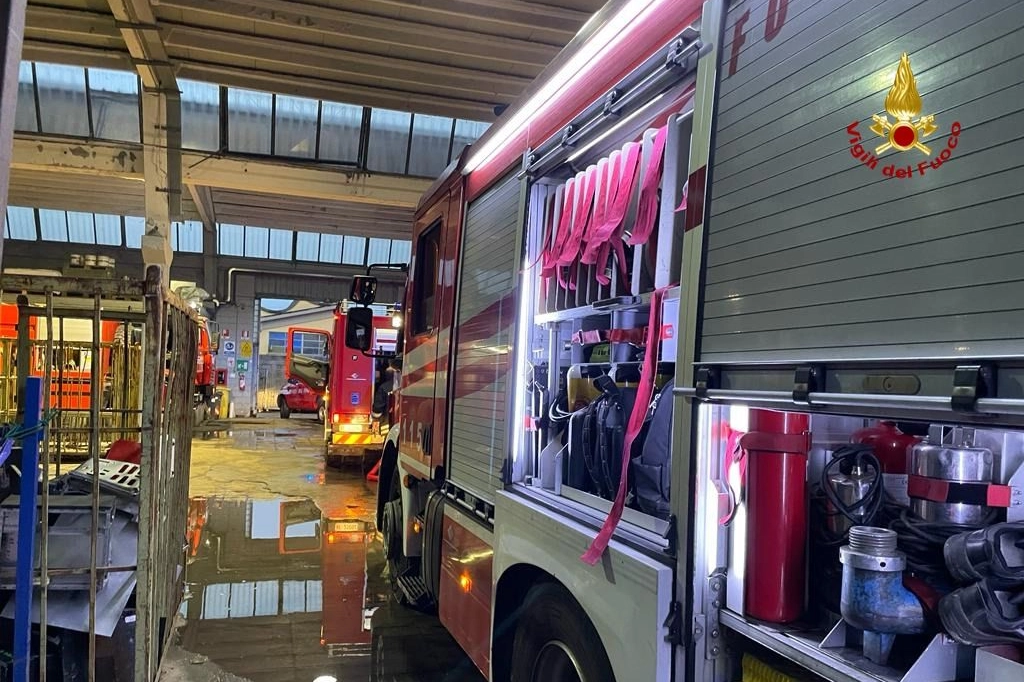 Vigili del fuoco intervenuti in un'azienda a Rho per un incendio