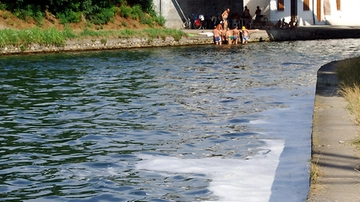 Naviglio, il mistero della schiuma bianca: le segnalazioni restano senza risposta