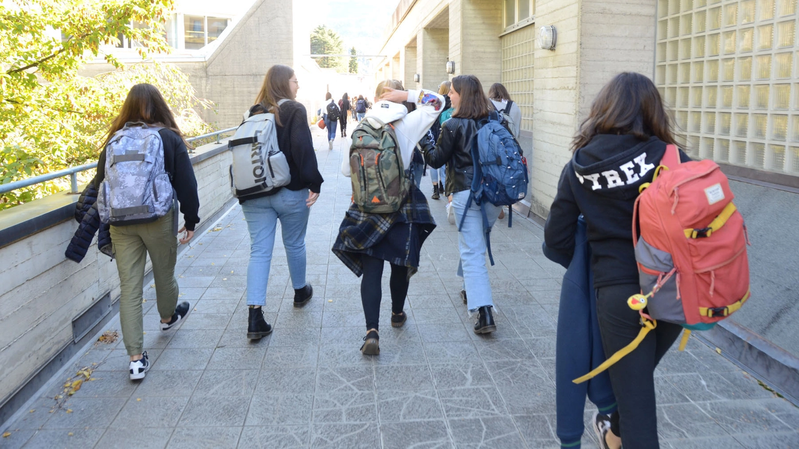 Studenti vanno a scuola (immagine di repertorio) Studenti vanno a scuola (immagine di repertorio)