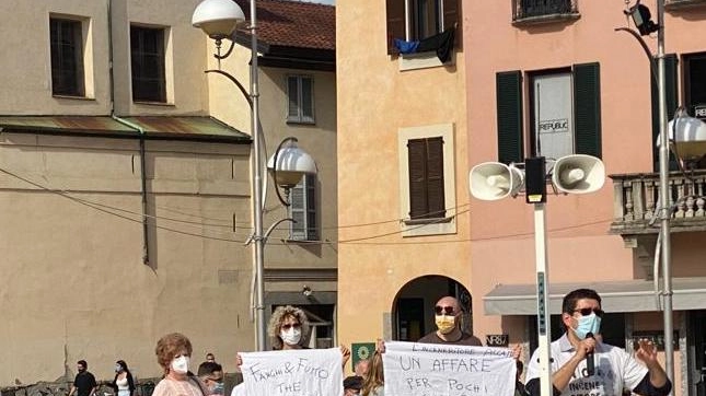 La protesta andata in scena ieri pomeriggio in piazza Santa Maria a Busto Arsizio
