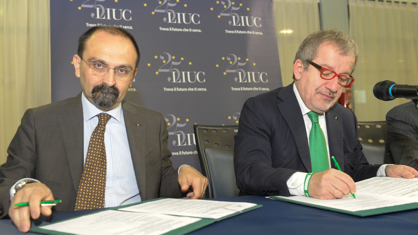 La firma dell'accordo tra Michele Graglia e Roberto Maroni