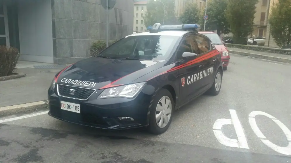 Albese, rubano 200 euro dalla borsetta della commessa