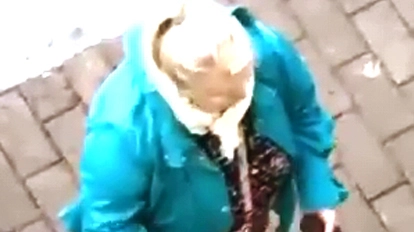Un fermo immagine da un video mostra Silvana Erzemberger la 71enne che ha sparato ai vicin