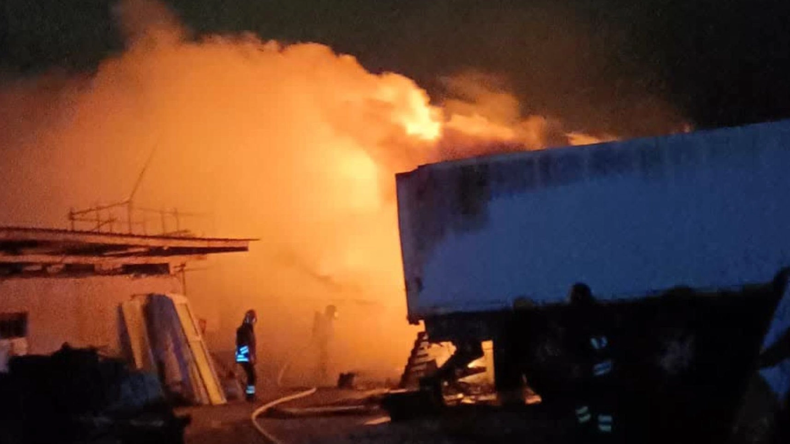 Un mezzo prende fuoco e incendia il capannone Un mezzo prende fuoco e incendia il capannone