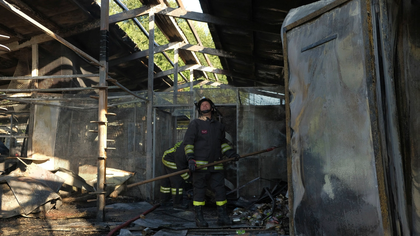 Un pompiere all’interno della struttura andata distrutta il 27 settembre 2018