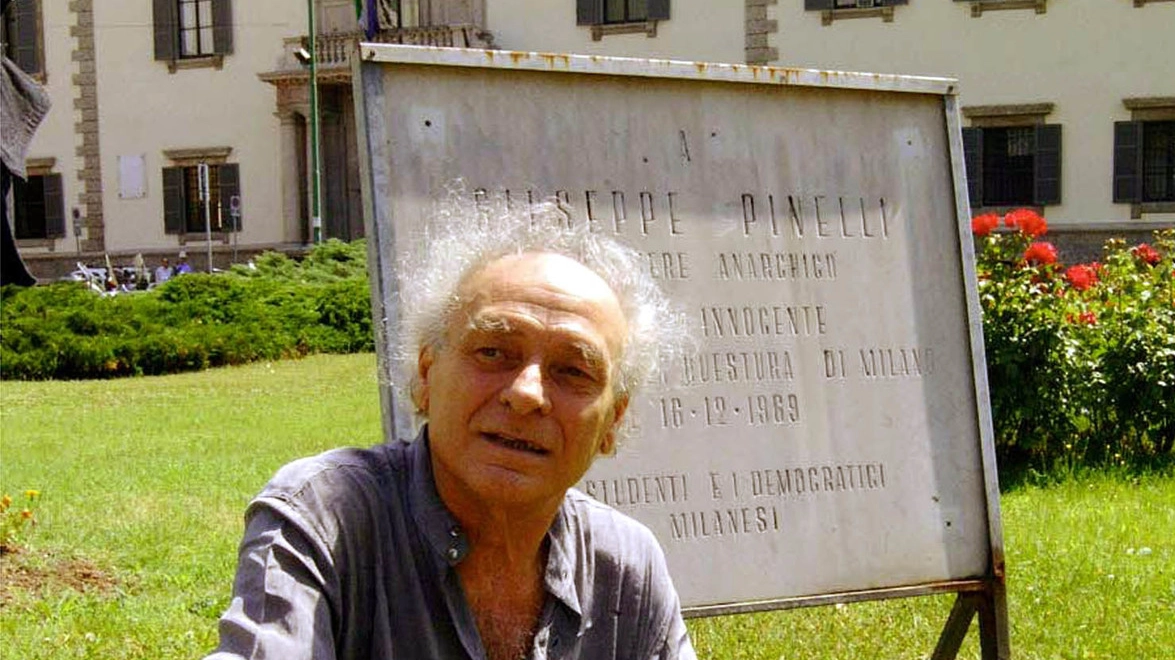 Pietro Valpreda davanti alla lapide che ricorda Giuseppe Pinelli 
