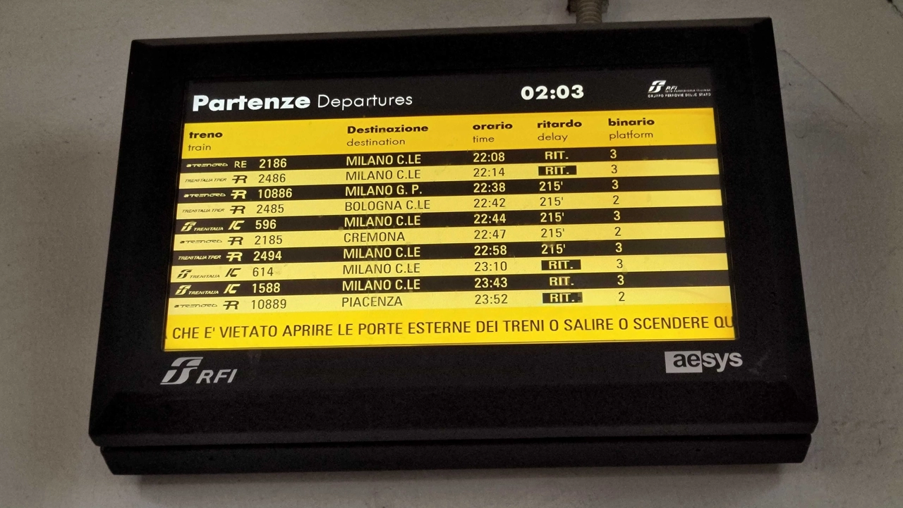 Il tabellone dei ritardi nella notte tra domenica e lundì alla stazione di Lodi