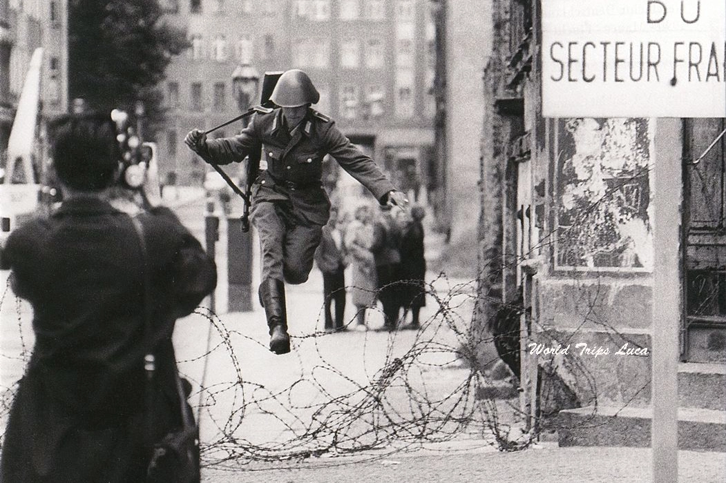 L'iconica foto della fuga del soldato 