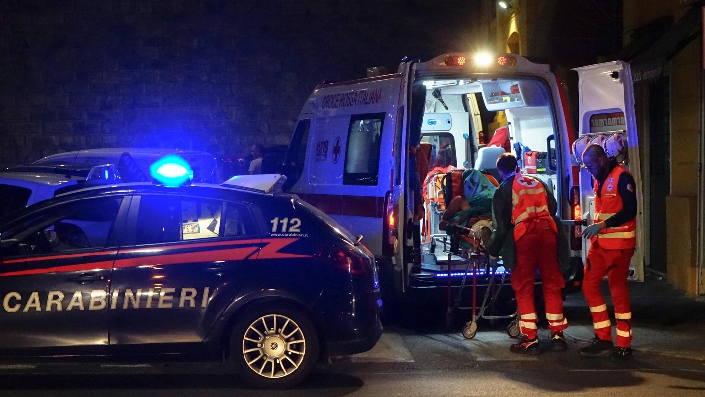 Carabinieri e ambulanza (archivio)