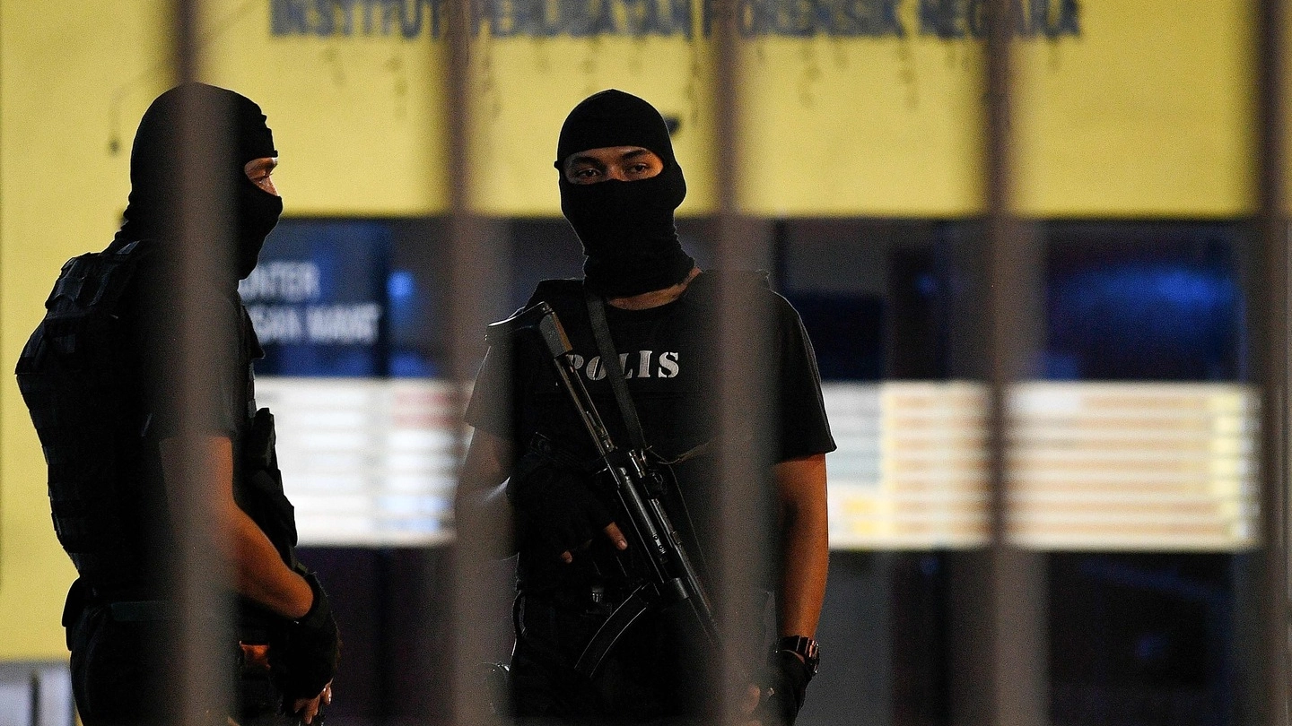 Kuala Lumpur, la polizia malese presidia l'obitorio col in corpo di Kim Jong-nam (Afp)