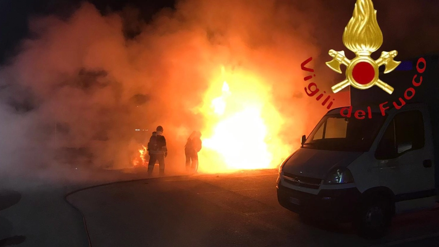 L'incendio nella notte di fronte alla sede della Croce Rossa