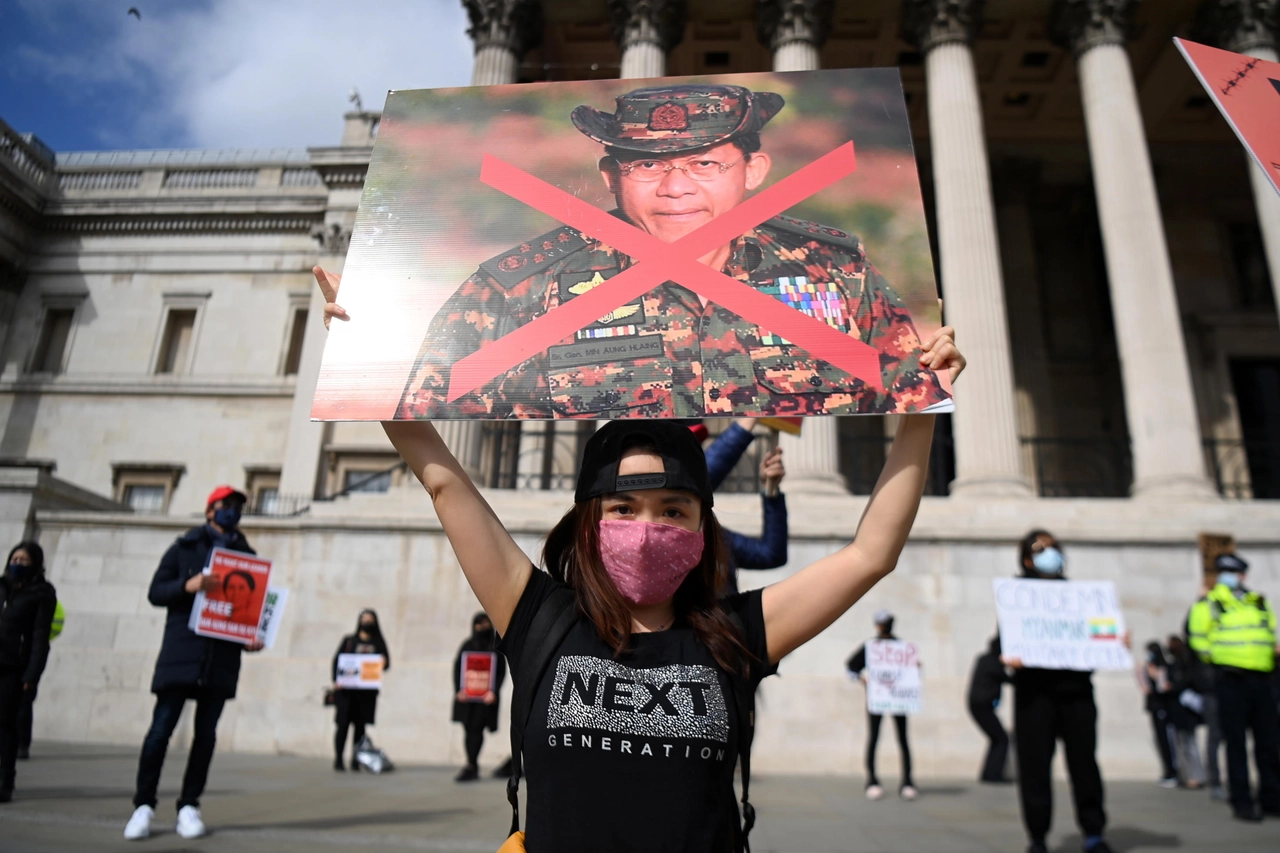 Protesta a Londra contro i massacri in Myanmar