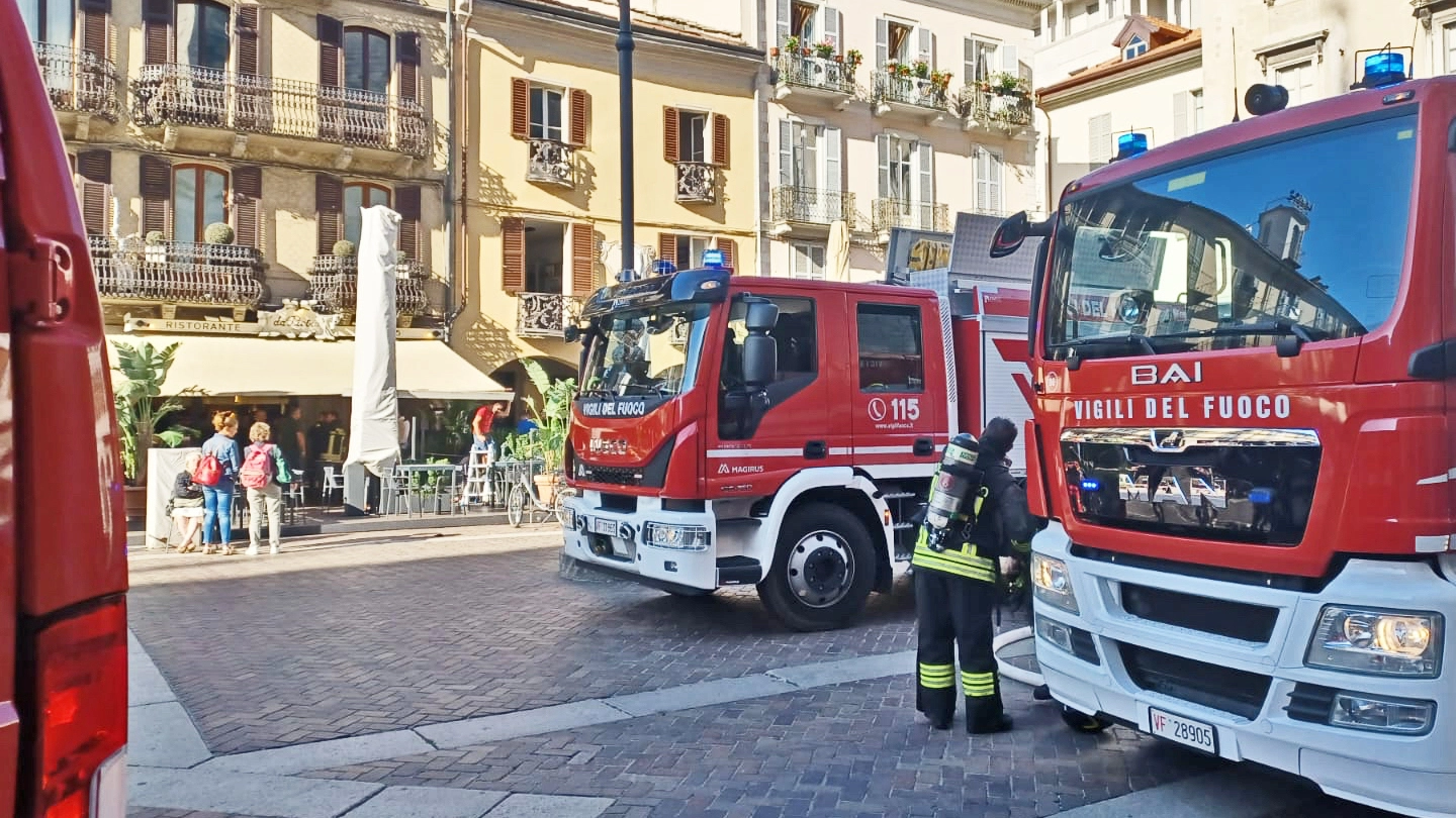 I pompieri intervenuti sull'incendio in piazza Duomo. Il clochard è stato trovato sulle scale
