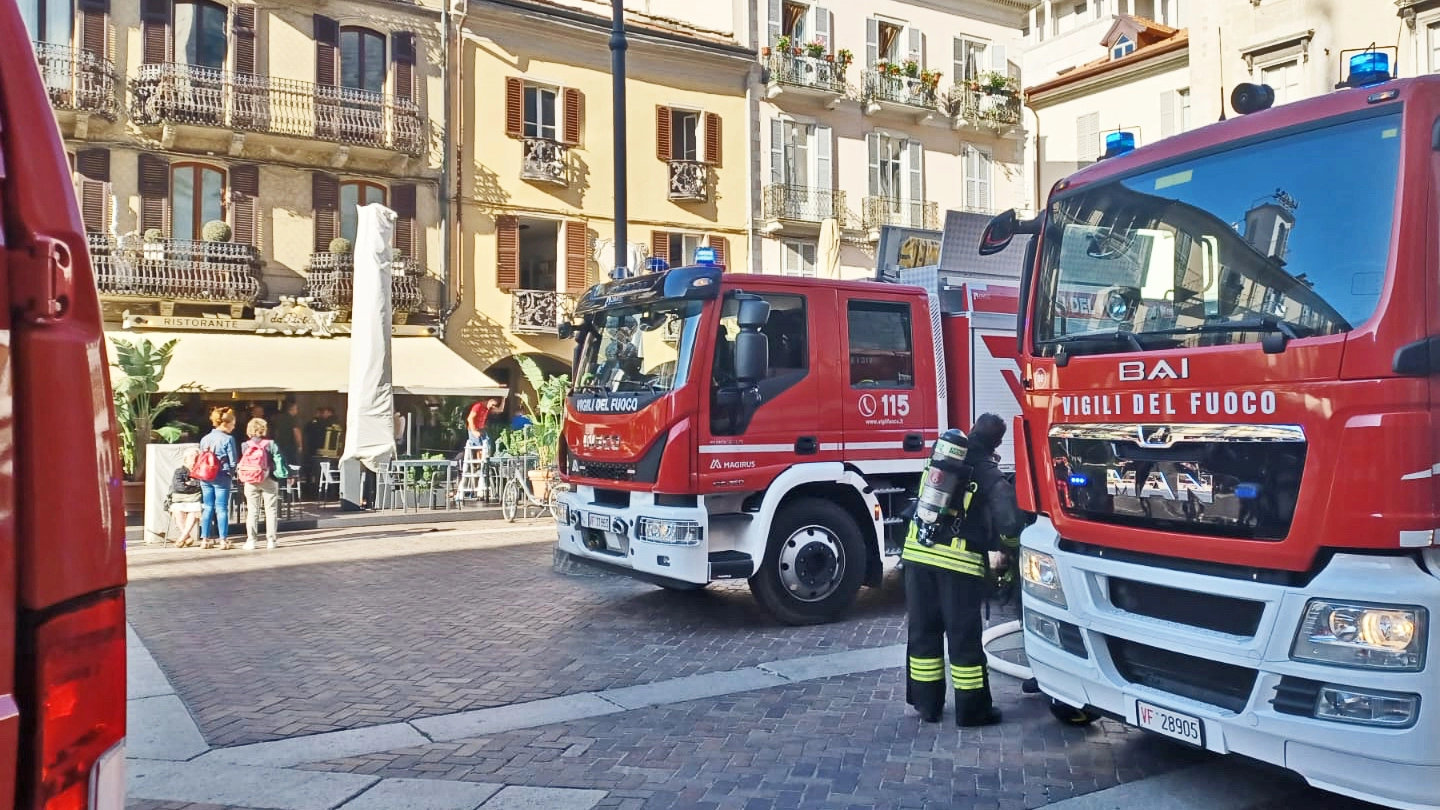 I pompieri intervenuti sull'incendio in piazza Duomo. Il clochard è stato trovato sulle scale I pompieri intervenuti sull'incendio in piazza Duomo. Il clochard è stato trovato sulle scale