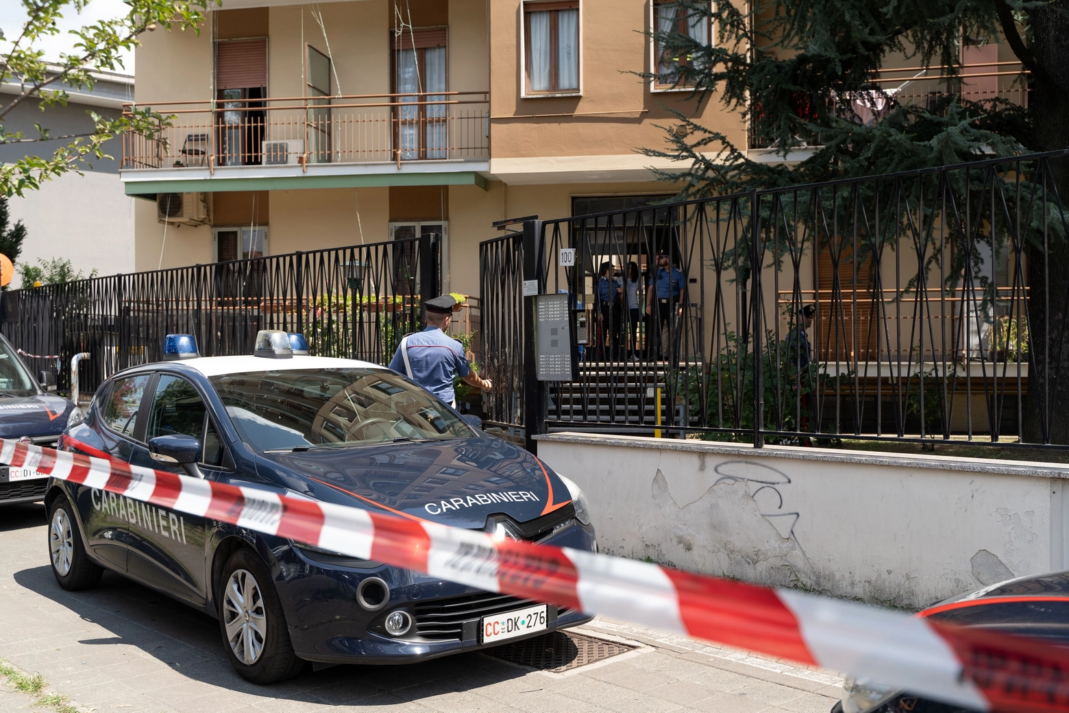 I carabinieri sul luogo dell'omicidio a Cologno Monzese