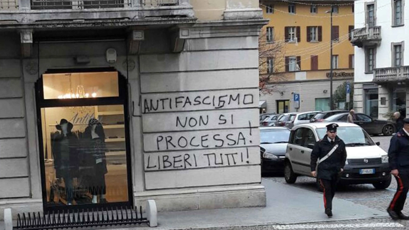 I carabinieri di Morbegno indagano sulle scritte apparse sui muri degli edifici forse durante la notte