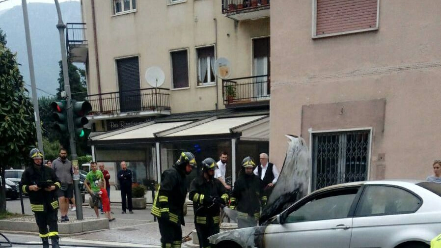 i pompieri di Sale Marasino spengono l'auto in fiamme i pompieri di Sale Marasino spengono l'auto in fiamme