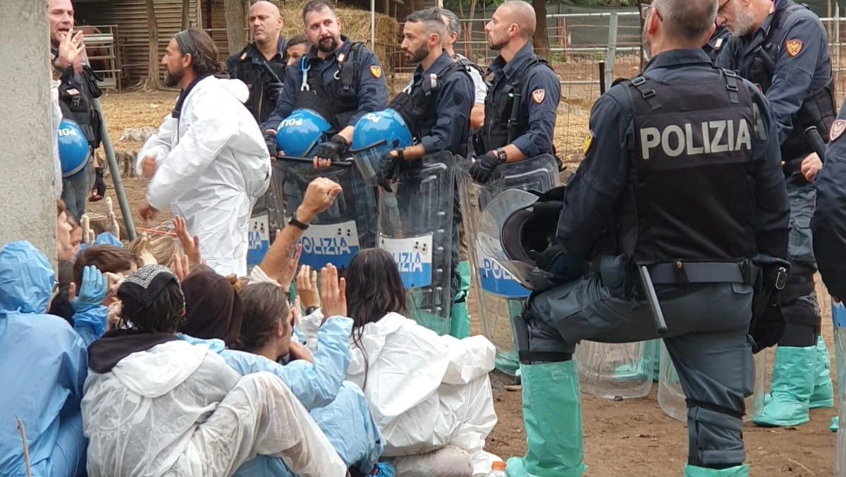 L'iirruzione della polizia nel rifugio Cuori Liberi