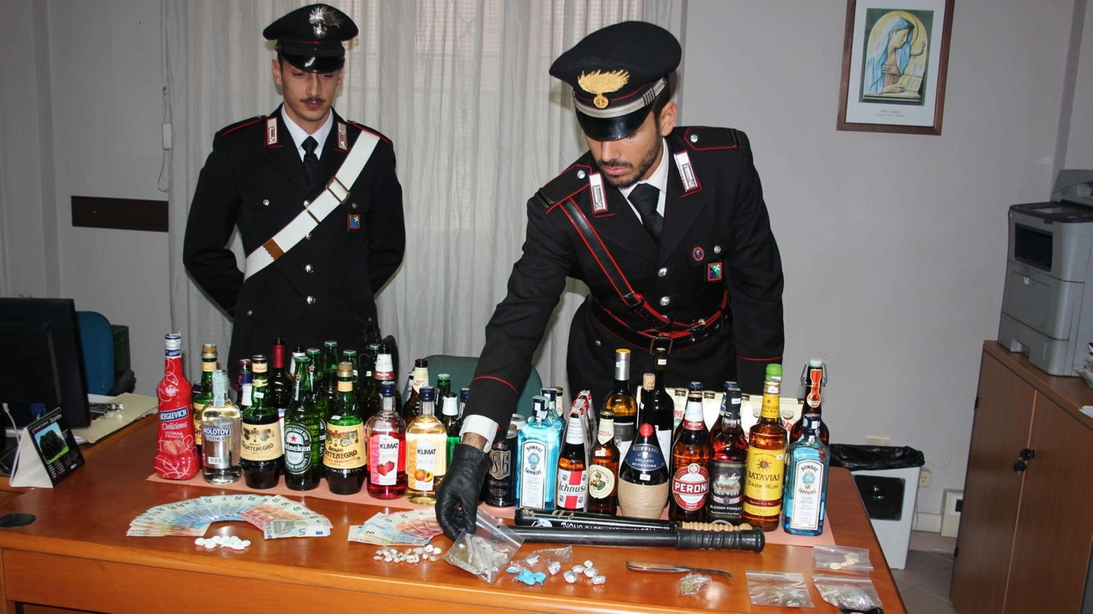 i carabinieri di Verolanuova con il materiale sequestrato nella notte