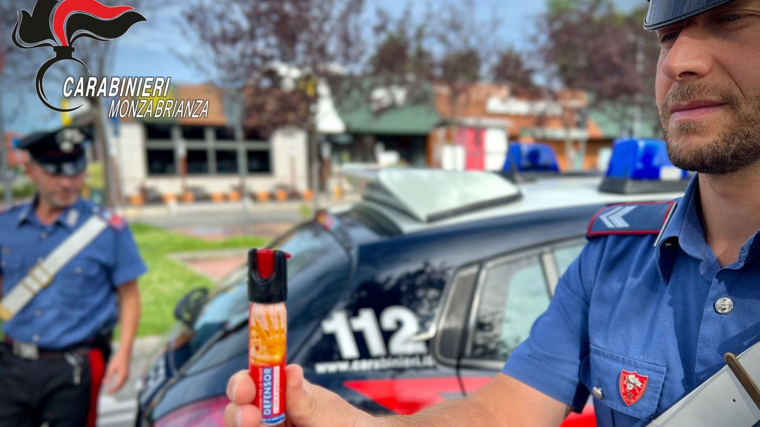 I carabinieri mostrano lo spray urticante sequestrato I carabinieri mostrano lo spray urticante sequestrato