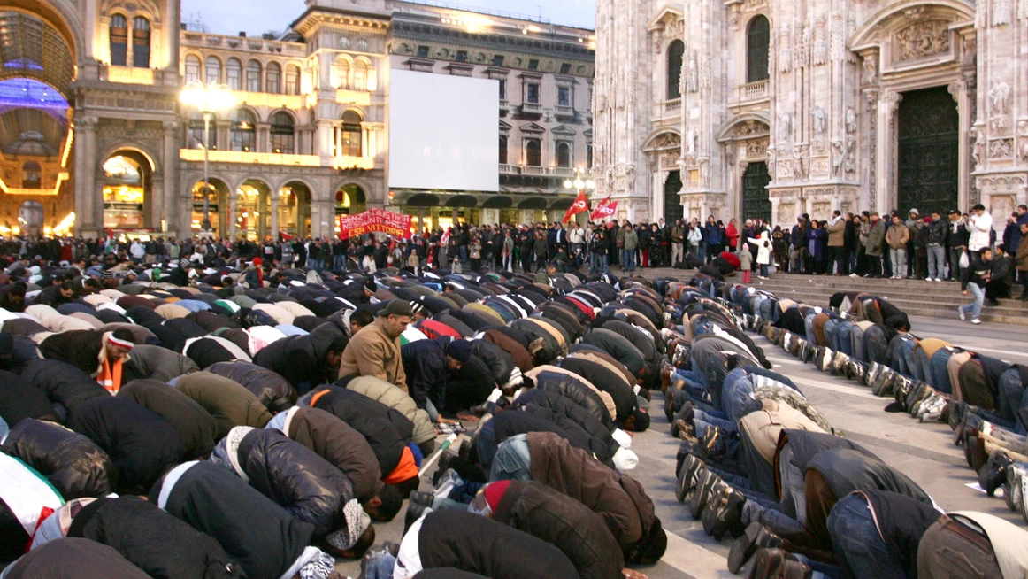 Fedeli mussulmani pregano in piazza Duomo a Milano