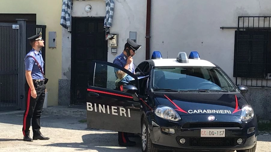 I carabinieri dopo la perquisizione in casa degli arrestati