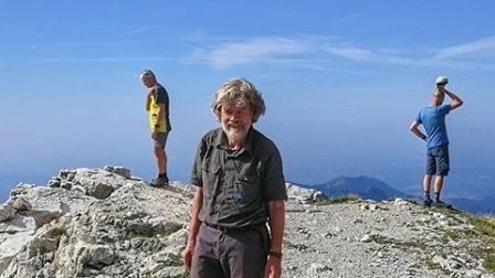 Reinhold Messner sulla cima della Grigna meridonale 