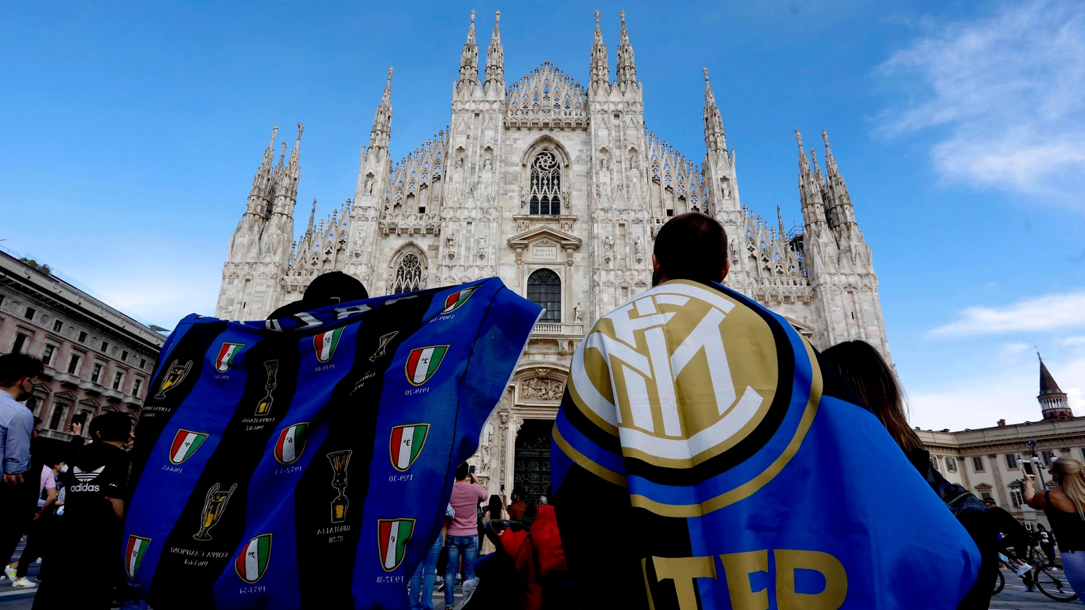 Milano, festa in piazza Duomo per lo scudetto dell'Inter