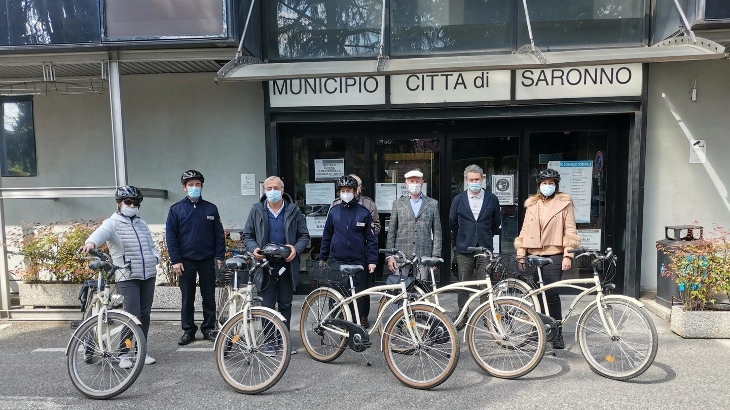 I tecnici del Comune e l'assessore Casali con le biciclette