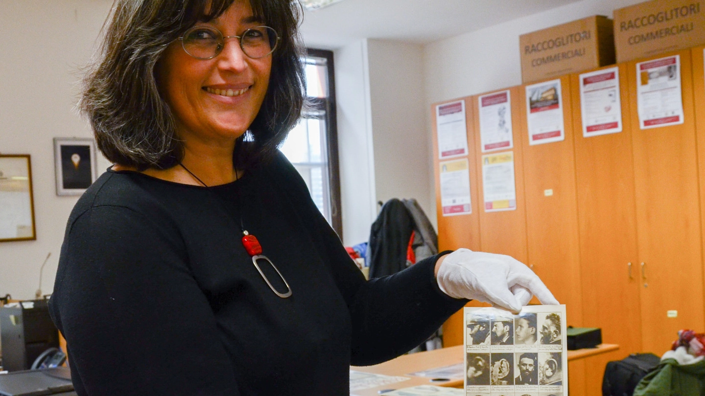 Paola Zocchi mostra alcuni preziosi documenti del Fondo Coppola fra cui le fotografie comparative dello smemorato di Collegno