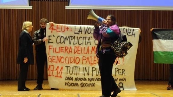 Blitz in Statale con la bandiera palestinese Blitz in Statale con la bandiera palestinese