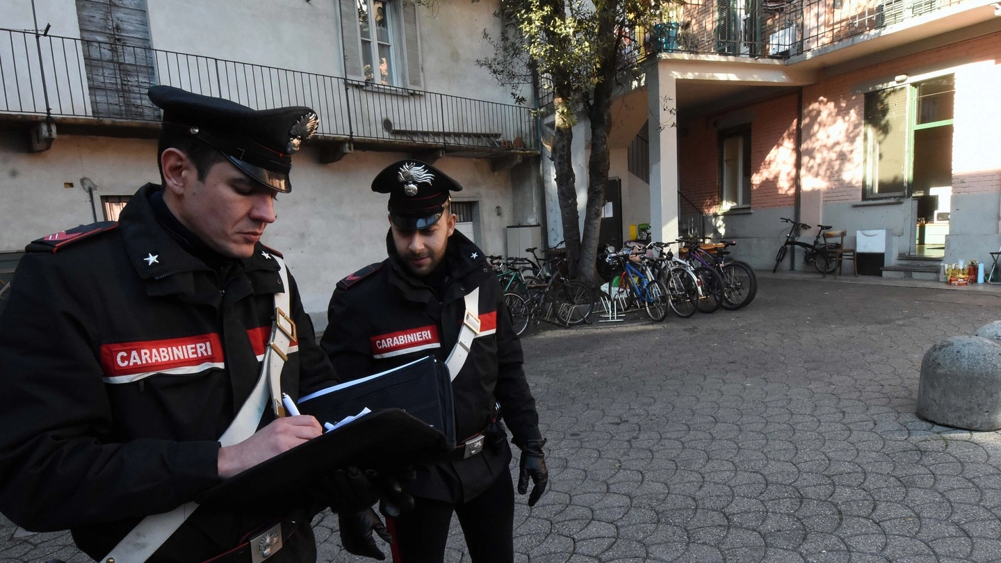 I carabinieri soni riusciti a liberare il mediatore culturale che era minacciato con un coltello