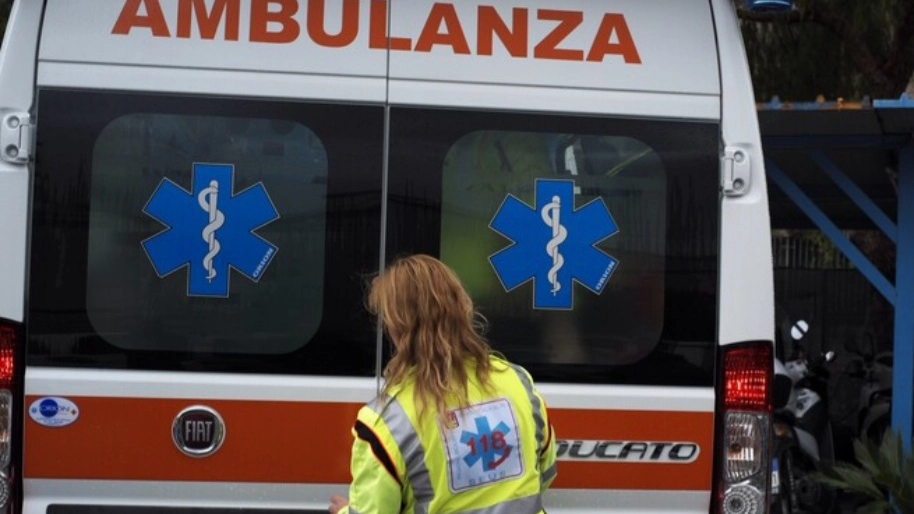 Ambulanza (immagine di repertorio, foto Ansa)    
