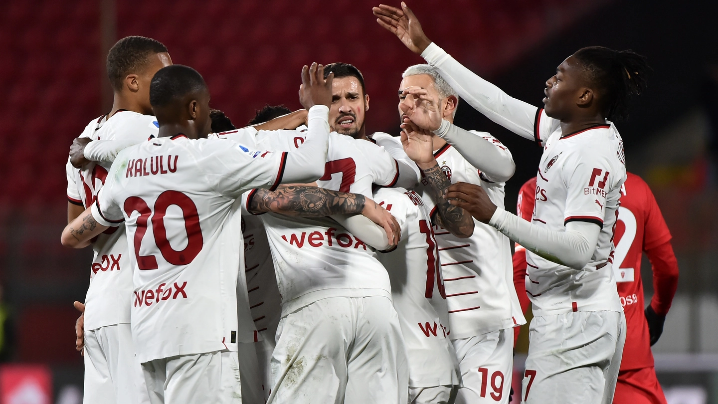 Il Milan festeggia il gol di Messias