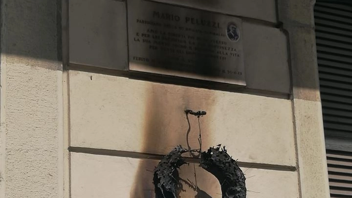 Bruciata corona in ricordo del partigiano Mario Peluzzi 