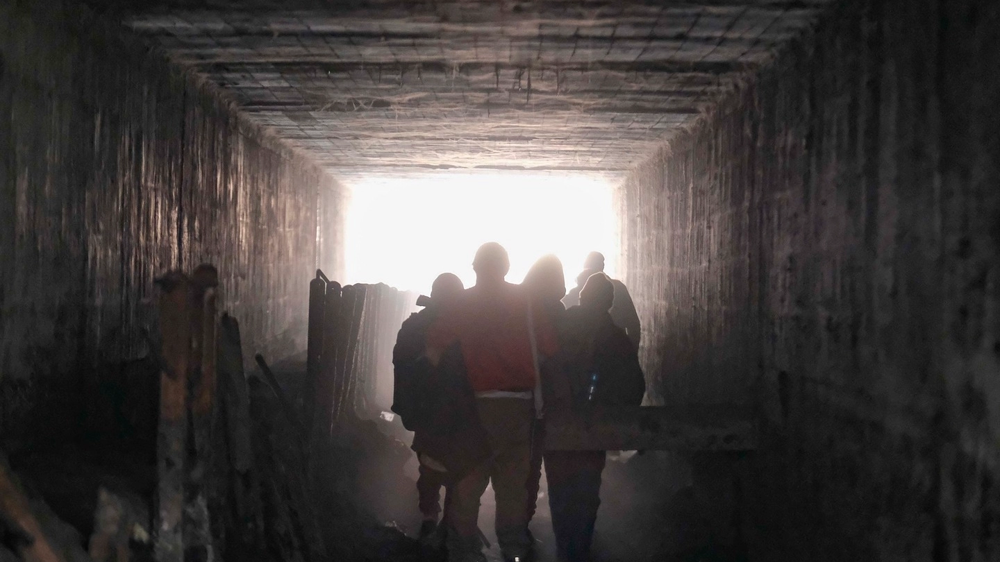 I tossicodipendenti che vivono all’interno del tunnel che congiunge la zona  di via Feltrinelli a quella di via Impastato (Fasani/Newpress)