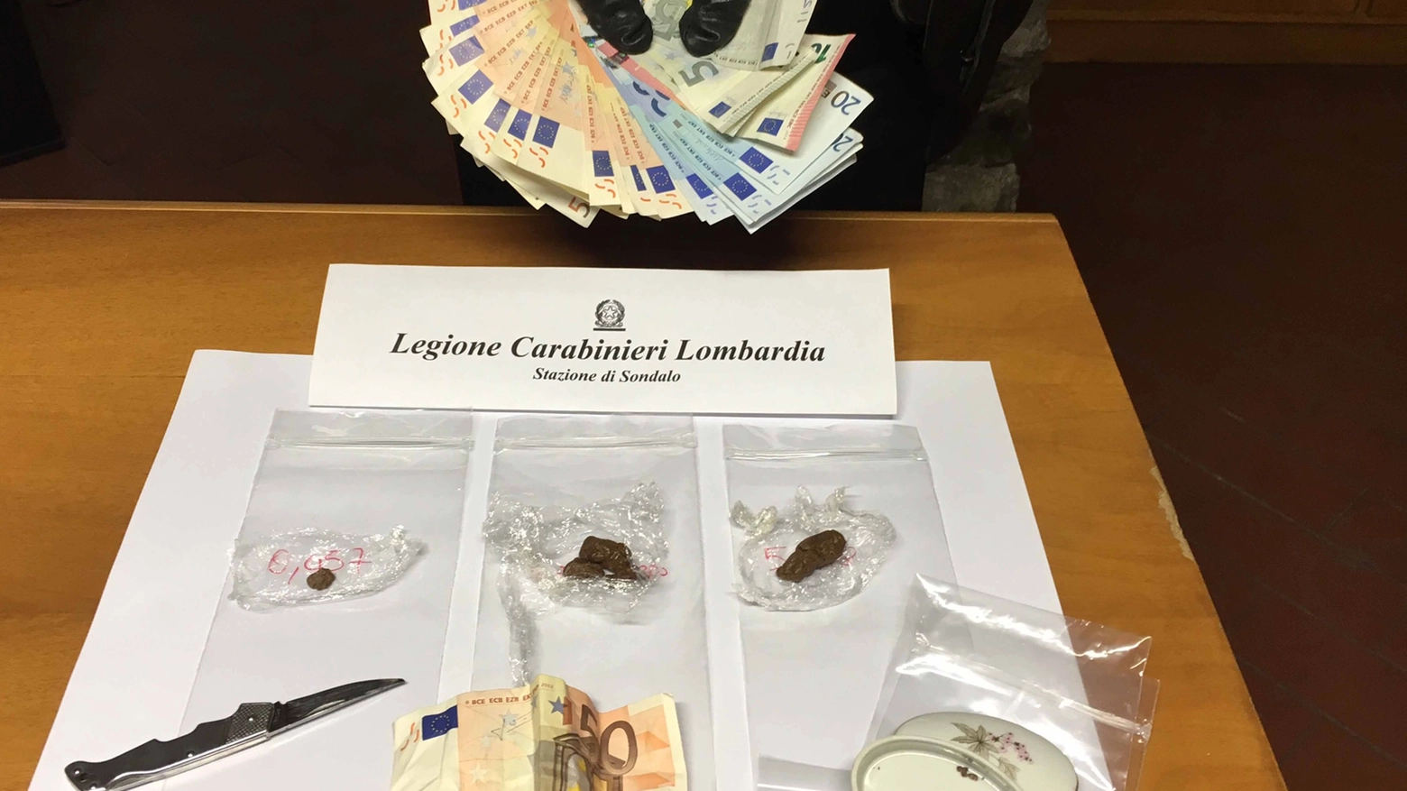 Sondalo, la droga e i soldi sequestrati dai carabinieri (National Press)