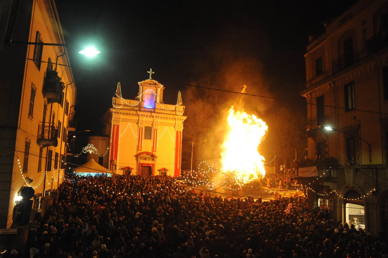La sagra del falò di Sant'Antonio in piazza della Motta (Foto NEWPRESS)