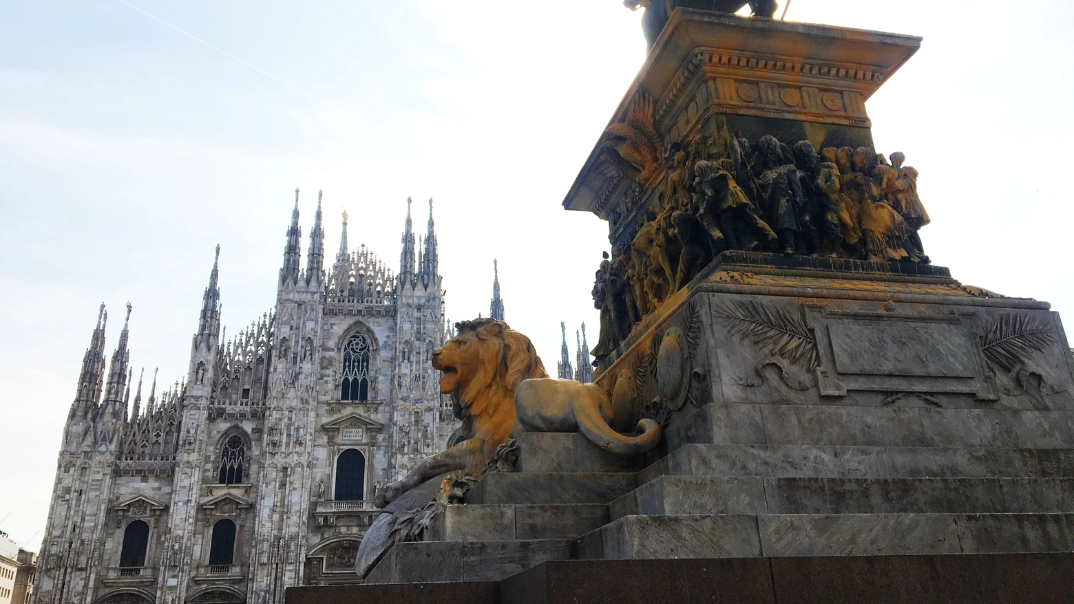 Il monumento a Vittorio Emanuele II in piazza Duomo