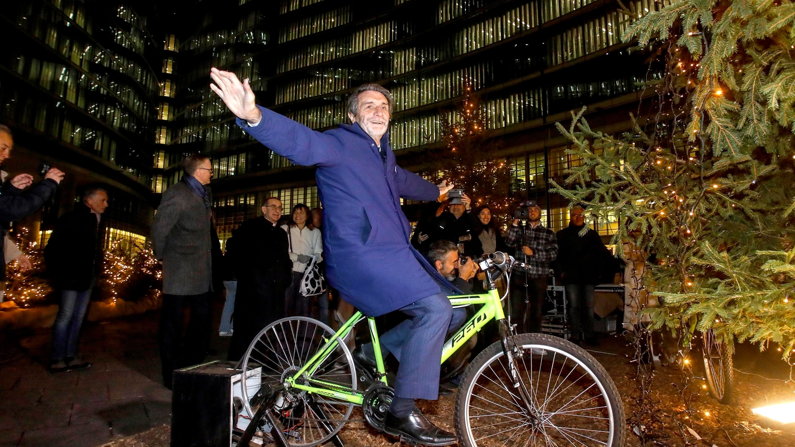 Il Presidente di Regione Lombardia Attilio Fontana pedala per accendere l'albero di Natale