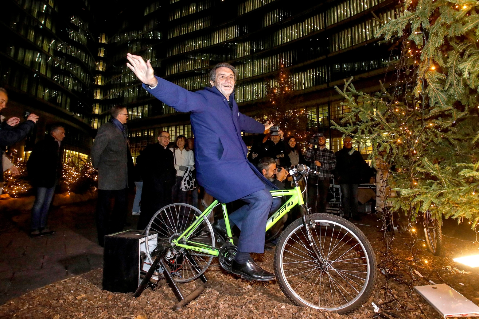 Il Presidente di Regione Lombardia Attilio Fontana pedala per accendere l'albero di Natale