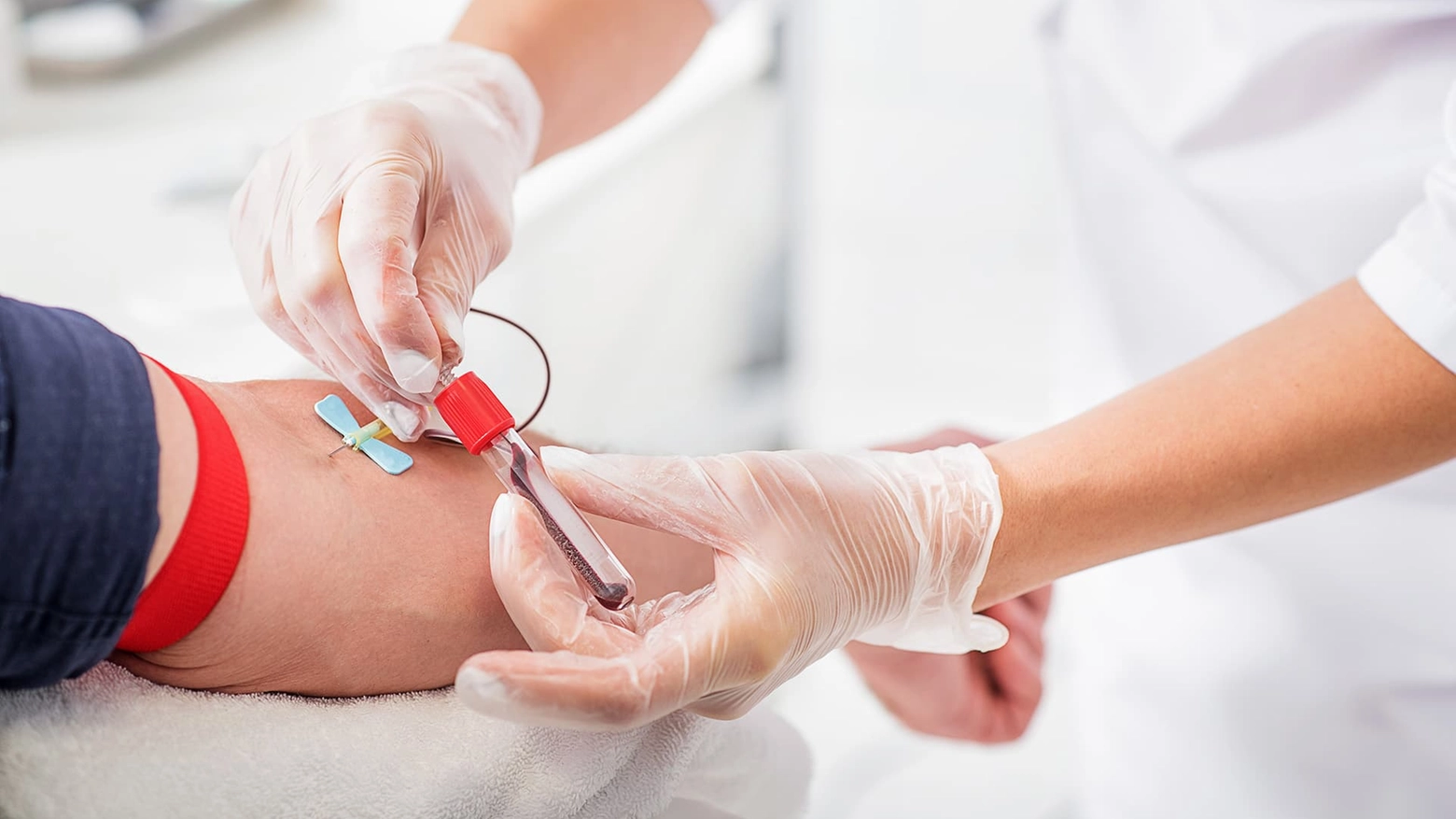 L'esame del sangue è lo strumento più diffuso tra i milanesi per monitorare la propria salute