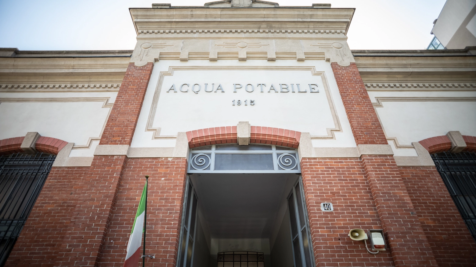 L'ingresso della centrale dell'acqua di via Anfossi a Milano